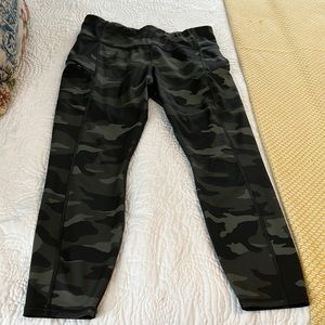 Good Condition- Womens Athleta Camo 7/8 Leggings